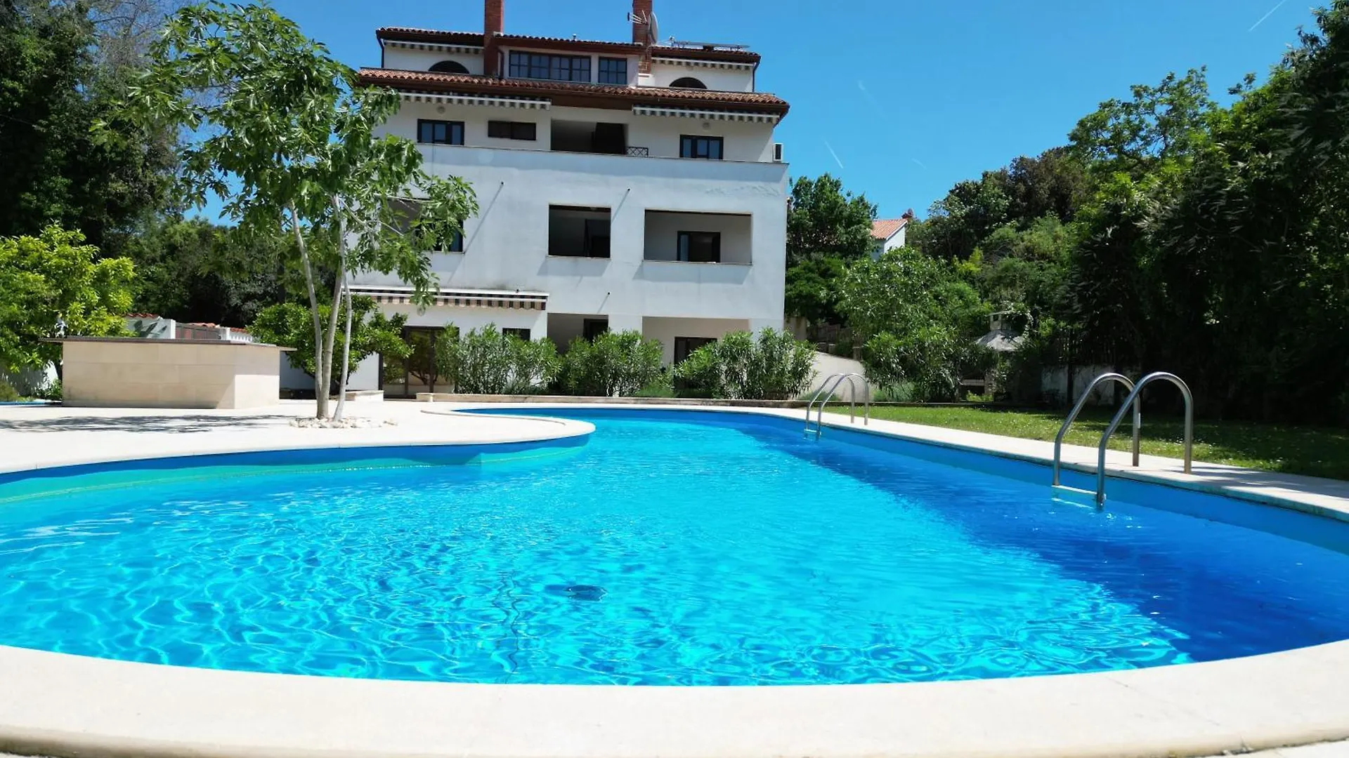 Green House Villa With Pool Banjole